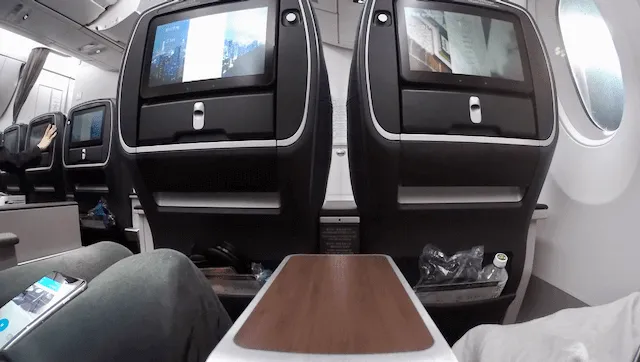 比起經濟艙有更充足的 Leg Room,前後座距有 40"