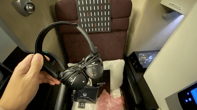 有 Sony 的降噪耳機,不過就沒有完全將耳朵罩起。如果你本身就有降噪耳機,建議用自己的會比較爽。