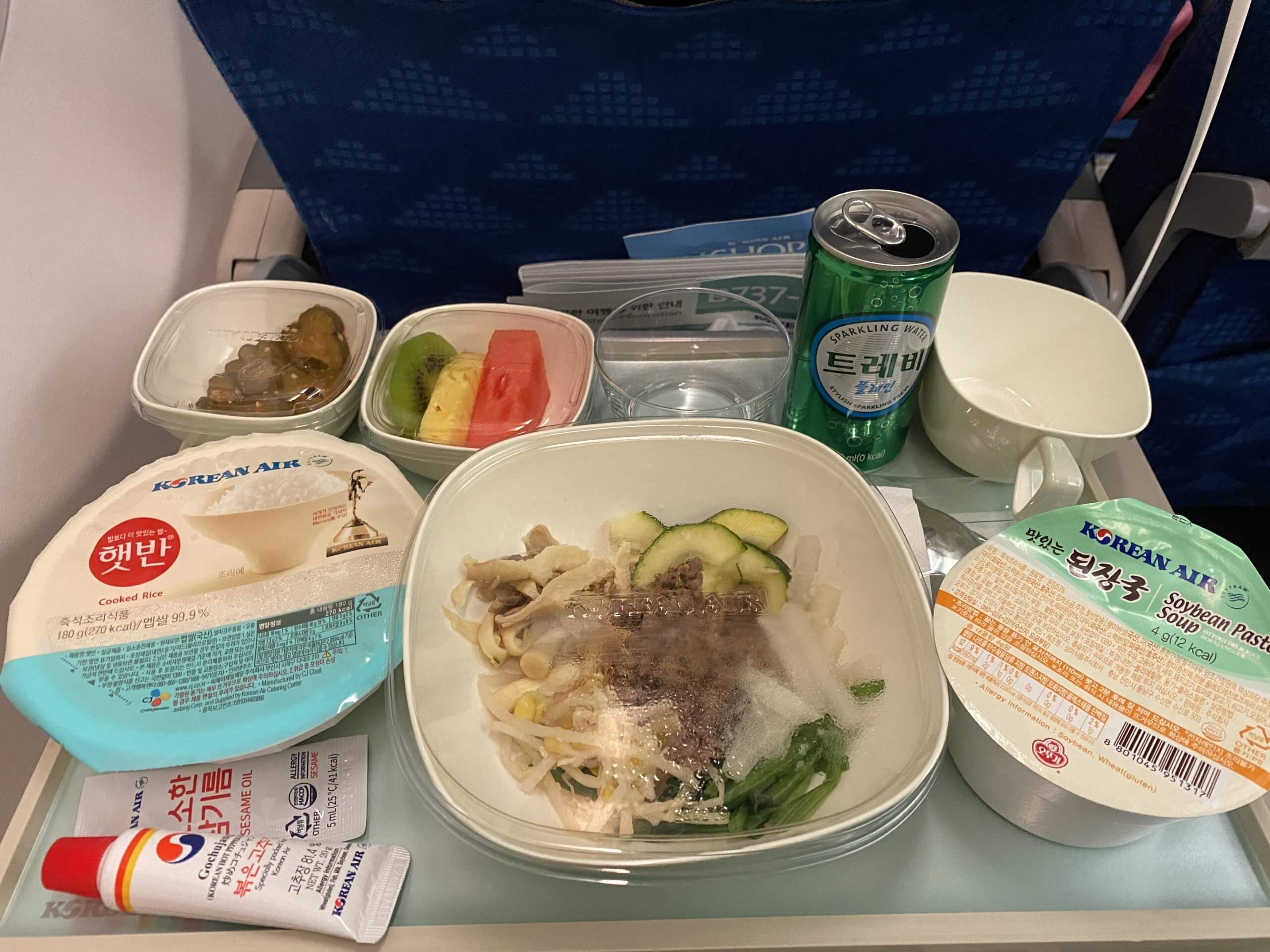 這次的飛機餐是韓式牛肉拌飯,配有牛肉拌飯材料、白飯、拌飯醬、大醬湯、水果及韓式前菜