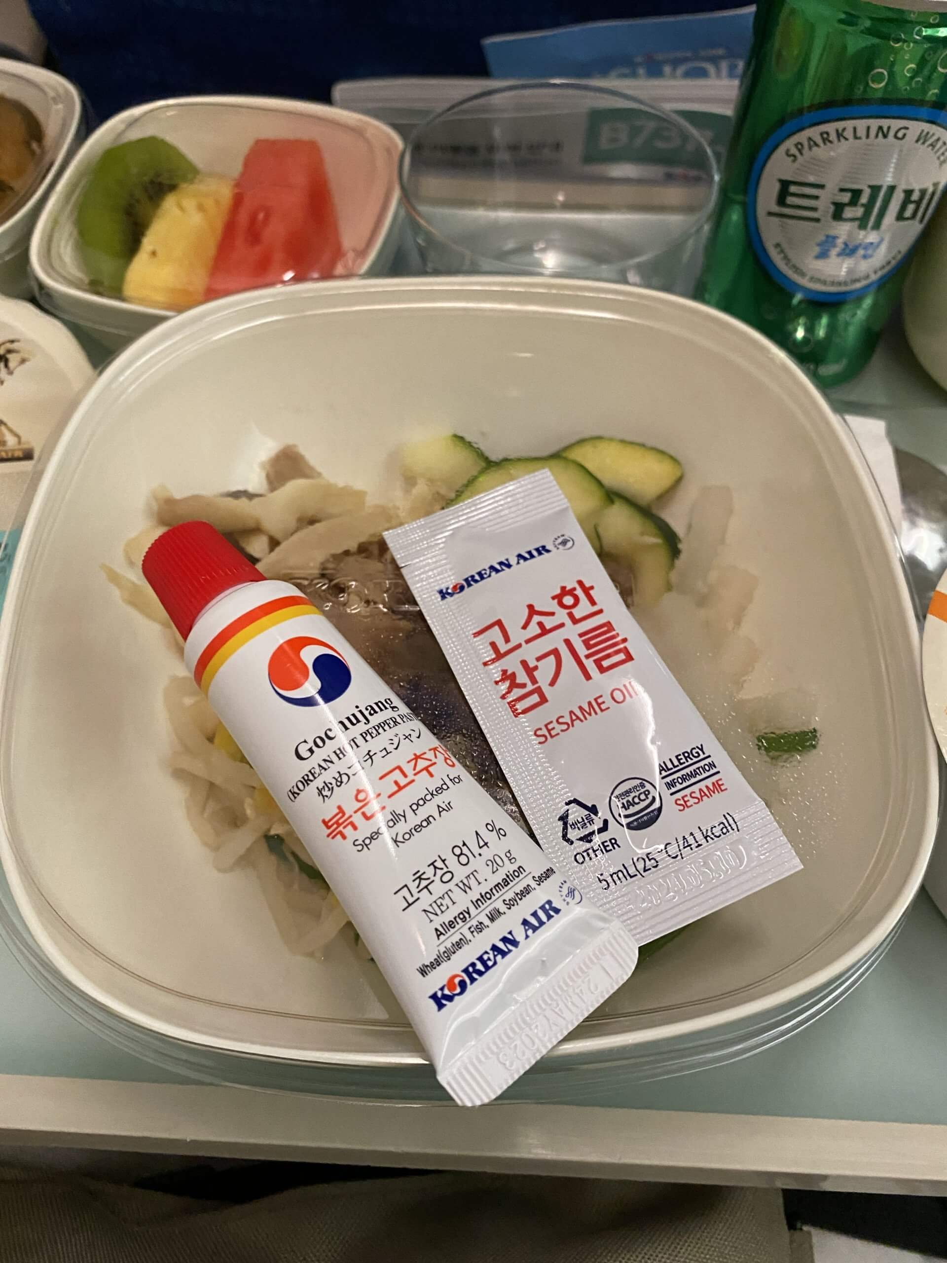 吃韓式拌飯的話不要遺忘了它們,這兩個醬料可是韓式拌飯的靈魂呢!左邊像牙膏的是韓式辣椒醬,右邊的是芝麻油。