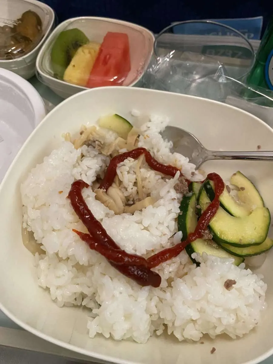 先將白飯倒入拌飯材料中,然後加入芝麻酒及適量辣椒醬。