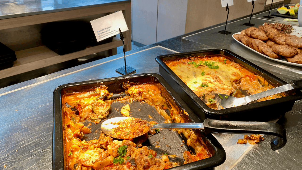 Google 是這樣介紹 Moussaka 的:「又譯茄子肉醬千層批、希臘茄盒,主要使用炒茄子與番茄或櫛瓜,通常會加入碎肉。流行於巴爾幹地區、中東等地。」但 Finnair Lounge 提供的是素食版。