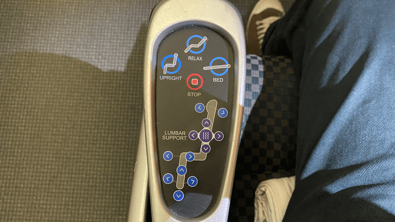 座位有分起飛(Upright)、懶人(Relax)和斜躺(Bed)模式。