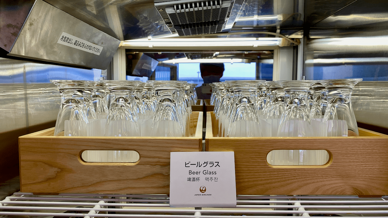 雪櫃裡也有冰冰的啤酒杯讓我們用來喝啤酒。