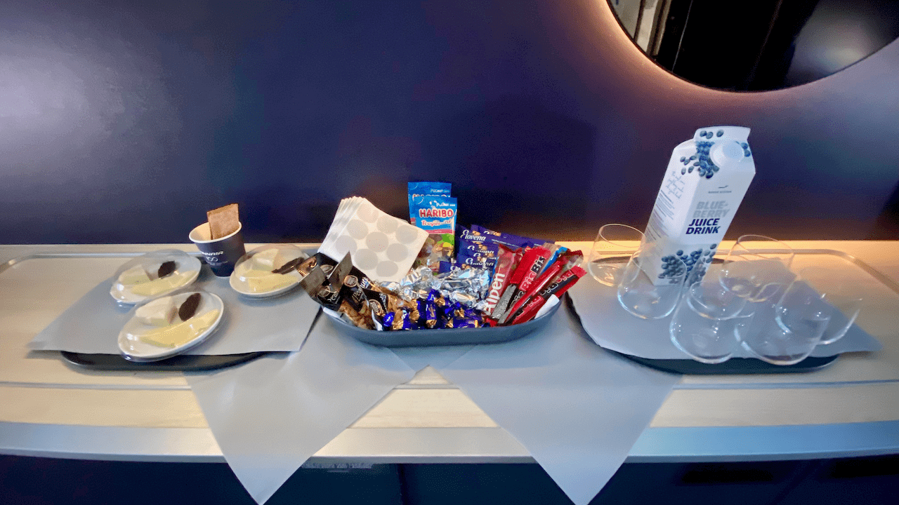 第一輪(?)的零食為芝士拼盤和一大堆的朱古力,然後也有 Finnair 招牌的藍莓汁。