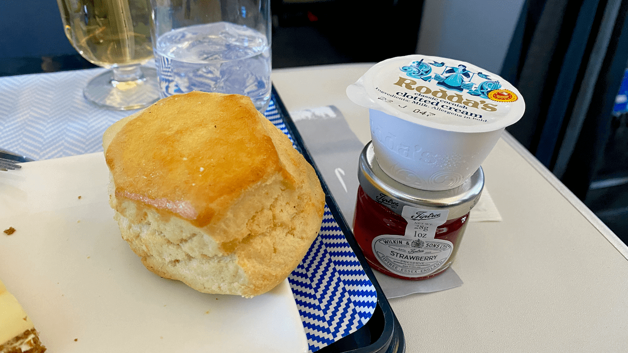 英式下午茶當然不能夠缺少 Scone、Clotted Cream 和果醬啦!