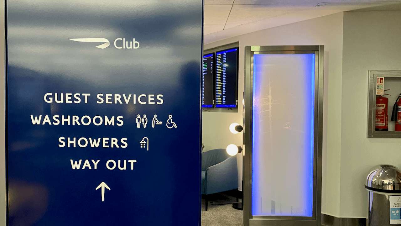 所以要用 Club Lounge 的浴室的話,就要走回去入口處。