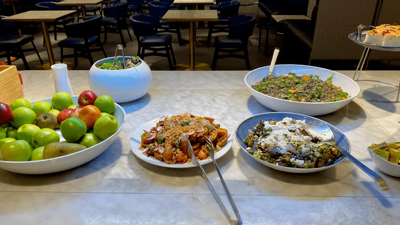 有 4 款沙律可以取用,但它偏向是透過組合以不同食材的味道去組合比不同的沙律,而不是使用不同的醬料。不好吃的原因一部份是作為醬汁派我吃不習慣,二是因為真的沒有組合得很好吃呢。