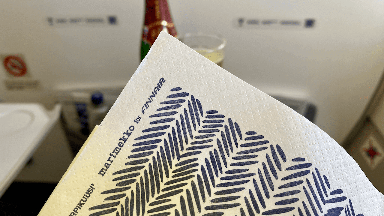 不只是搭 Finnair 的時候會看到 marimekko 的設計,其實後續在 Helsinki 市面也不難看到 marimekko 的店鋪和產品。