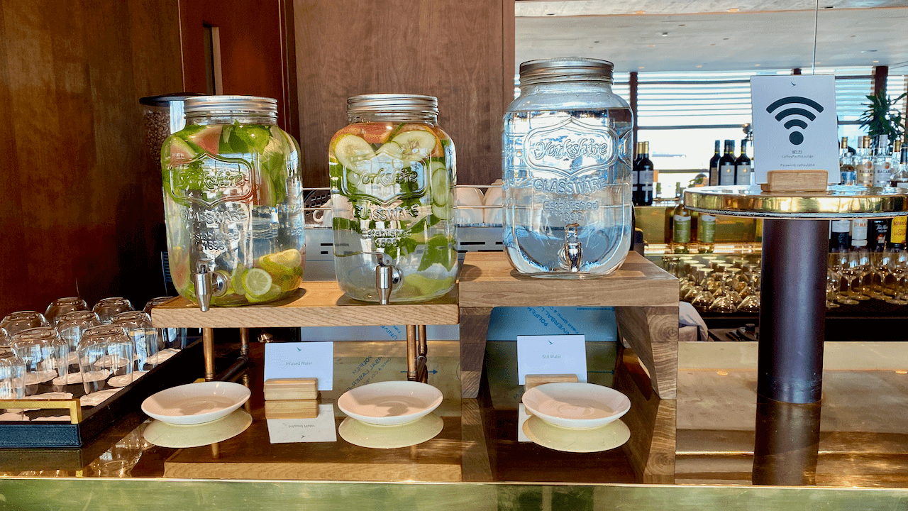 吧檯旁邊還放了些 Infused Water 可以喝。
