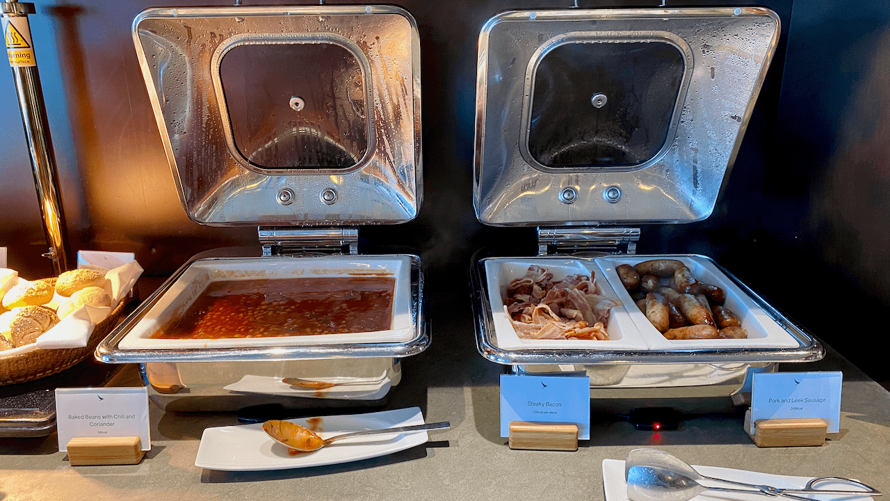 也有茄汁豆、煙肉和香腸,反正就是典型英式早餐會出現的東西。