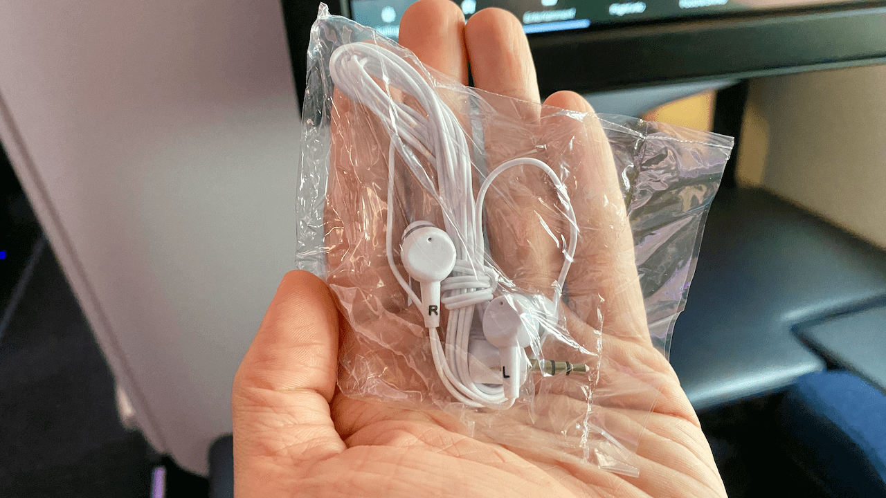 不過短途機就沒有附上降噪耳機供我們使用了,就只有普通的入耳式耳機。