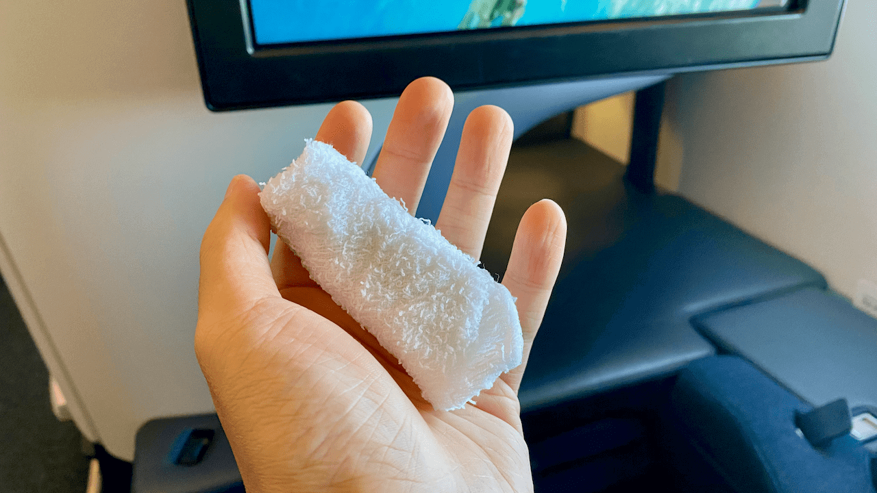 用餐前會有熱毛巾可以擦手。