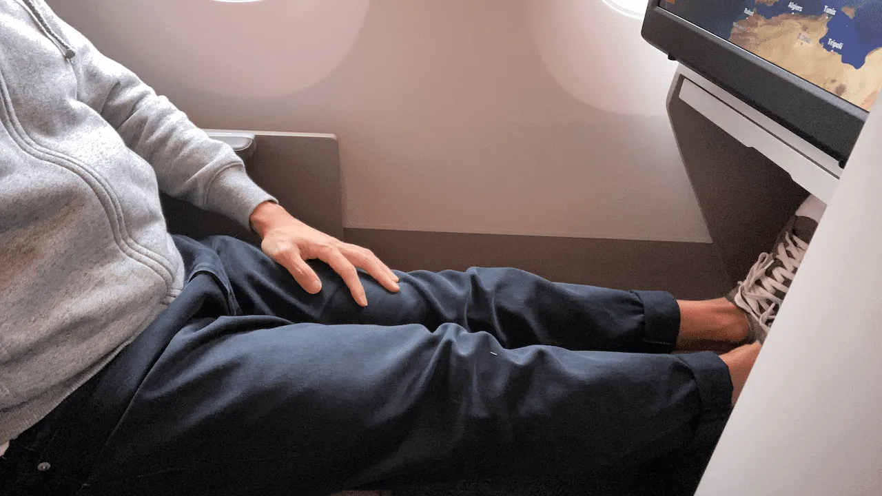 即使不攤開座位都好,它都有非常充足的 Leg-Room。