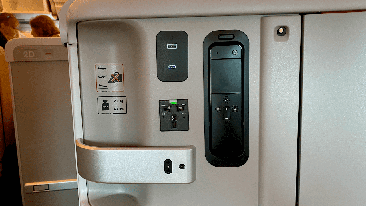座位配備了 USB-A、USB-C 和三腳萬用插頭各一。