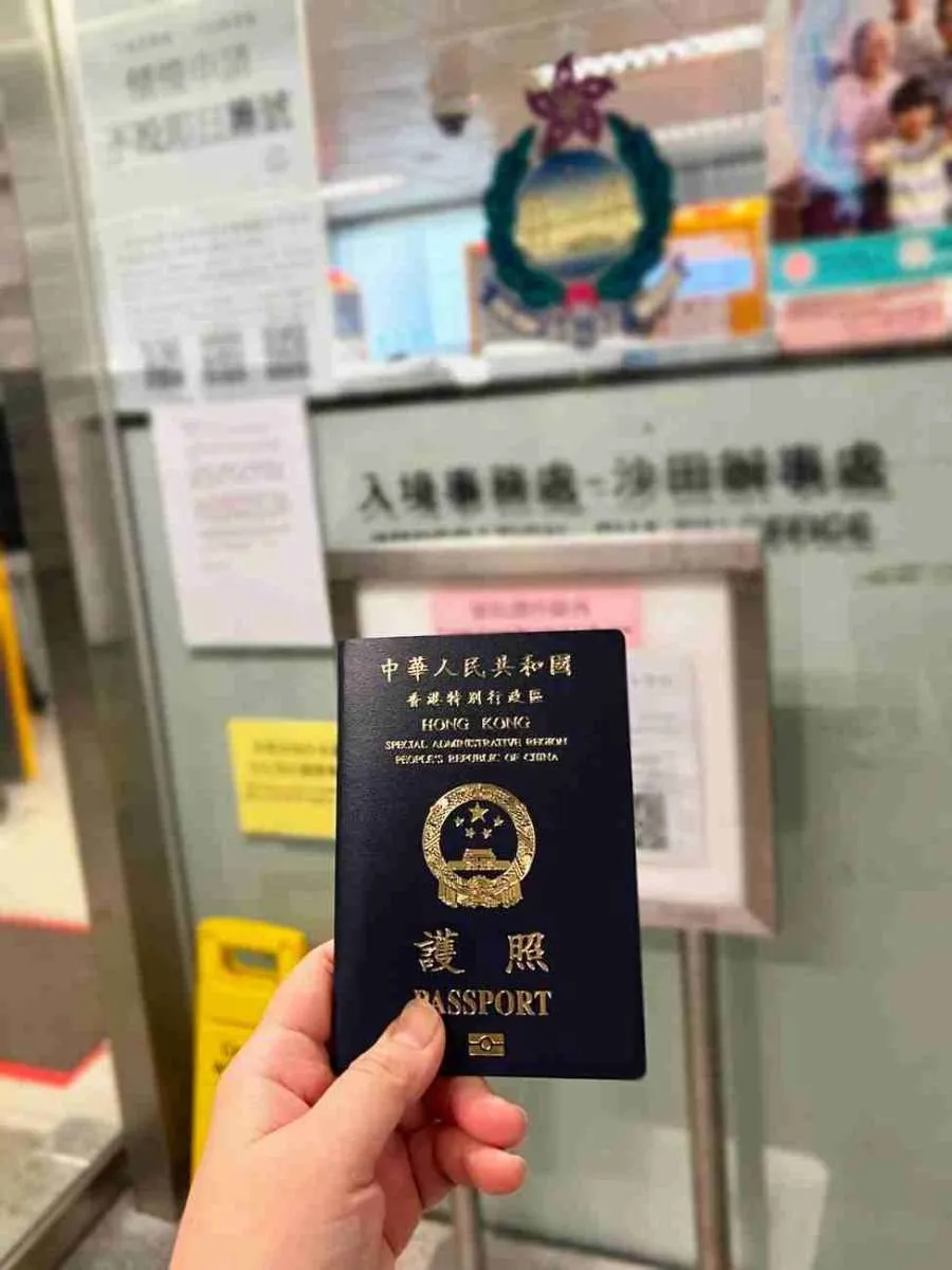 叫到我的籌號後,我需要提供身份證及舊護照予職員核對身份,其後核對新護照的資料正確無誤後,職員就會在舊護照上剪角,大約 5 分鐘就拿到我的新護照啦!