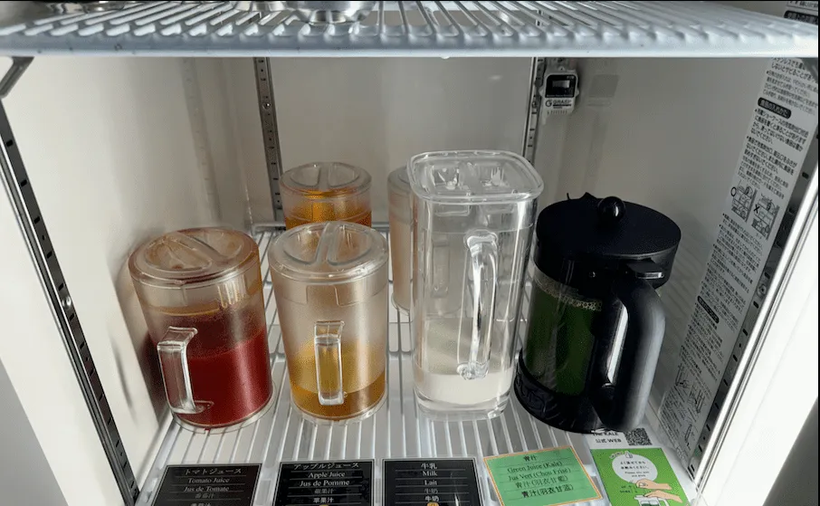 左起有蕃茄汁,蘋果準、牛奶和青汁。