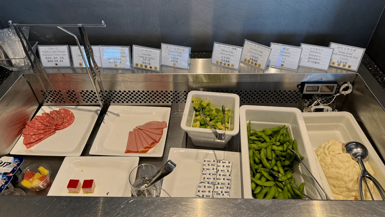 冷盤有火腿、枝豆和薯仔沙律。
