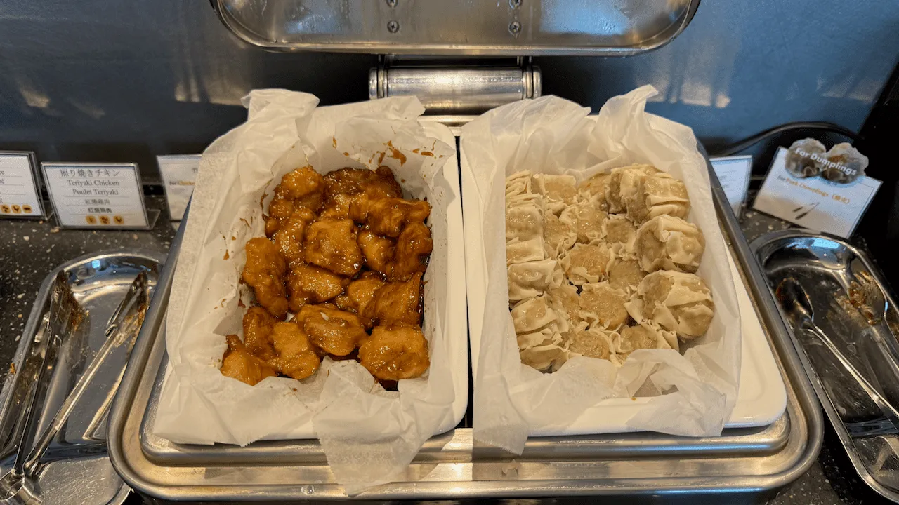 左邊是照燒雞肉、右邊是牛肉燒賣。