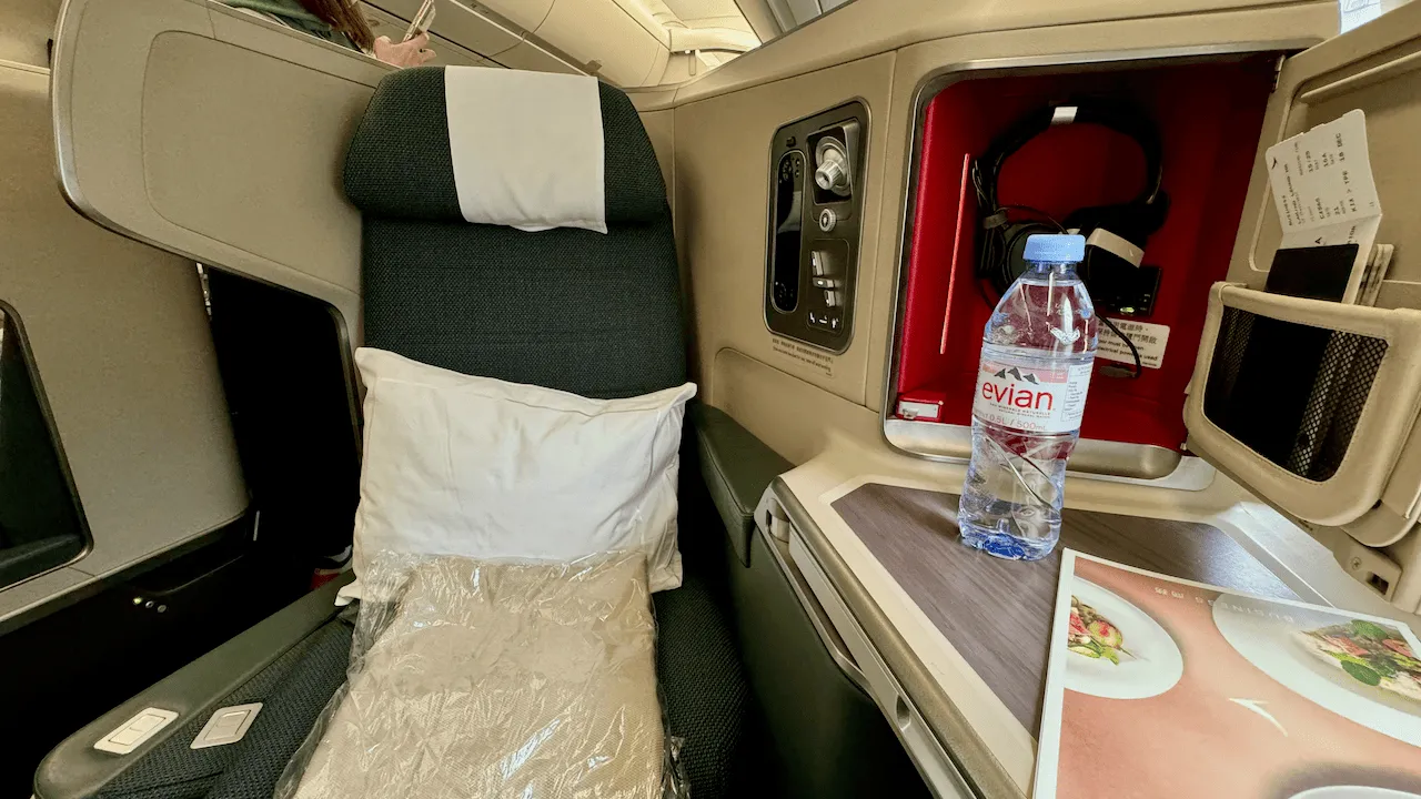 Business Class 座位闊度為 20 吋,單純考慮數字的話,其實這個闊度是跟 Premium Economy 一樣的!但畢竟有一整片的空間是自己的,所以實際感受起來並不會覺得它有那麼窄。
