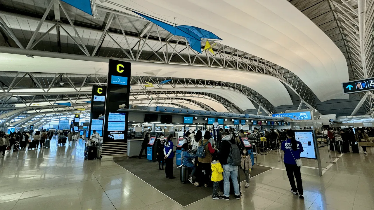 我在飛機起飛前約 3 小時抵達機場,當時約有 40 人在排經濟艙的隊伍去寄存行李、商務艙的隊伍則為 5-10 人。