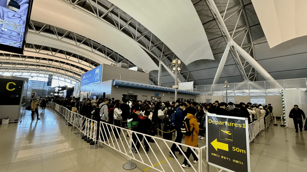 結果也呼之欲出,就是要排長龍做安全檢查。根據其他網友的經驗,這條隊伍要排 60-90 分鐘。