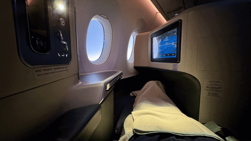 搭國泰去日本時，並不是所有航班的商務艙都可以平躺，只有部份 A330、部份 B777 航班和全數 A350 航班有提供可平躺的座位。