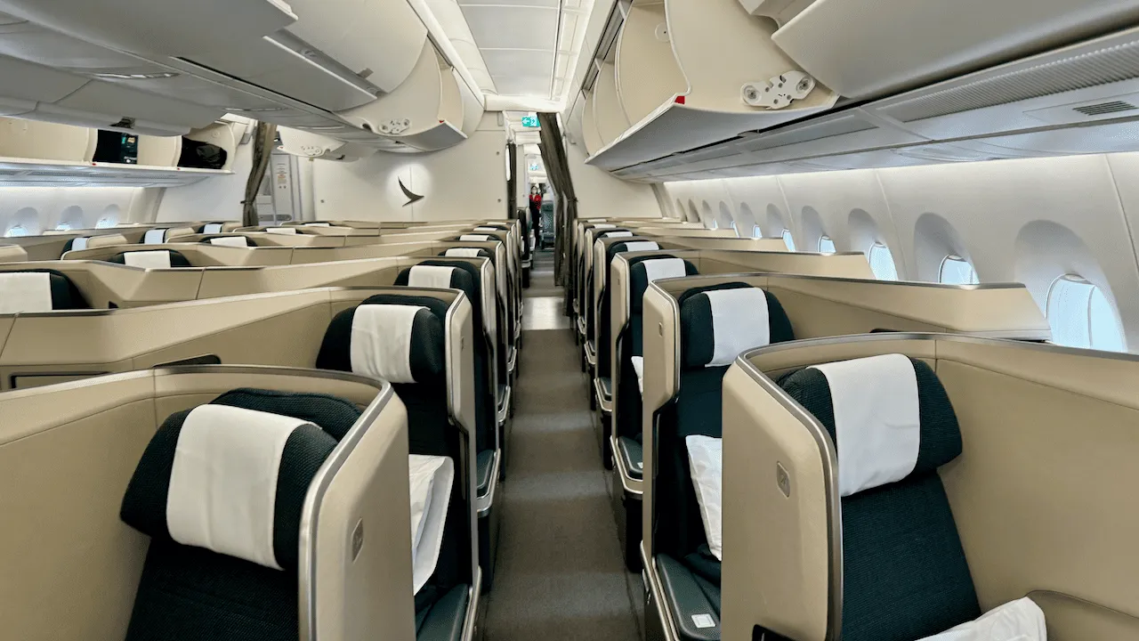 A359 的 Business Class 採用 1-2-1 的反魚骨配置。
