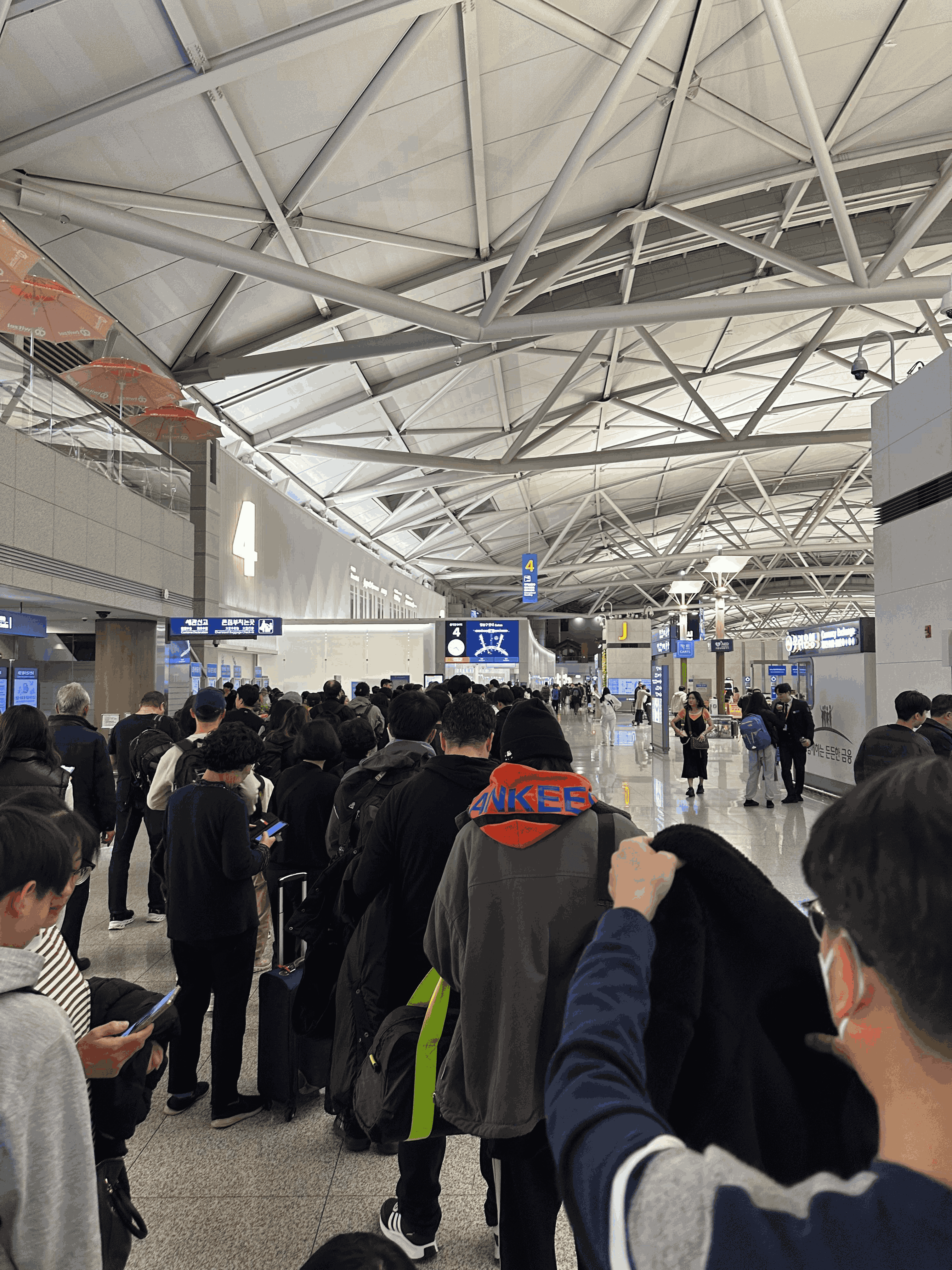 如果你沒有事先登記 Smart Pass 的話,就需要排隊進入安檢區域了......仁川國際機場的人流可不是開玩笑的!如果不想等待 15 至 20 分鐘的話,還是在離境前登記 Smart Pass!