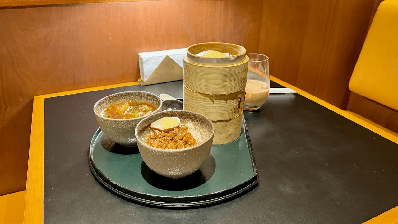 我點了牛肉麵、滷肉飯、珍珠丸、燒賣和馬拉糕 🤣 基本上我想吃的全部都點了一輪。