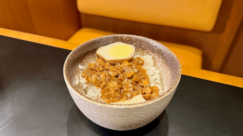 跟台北市面找到 NT$50 一碗的滷肉飯沒什麼大分別，可以吃到豬油的香氣。