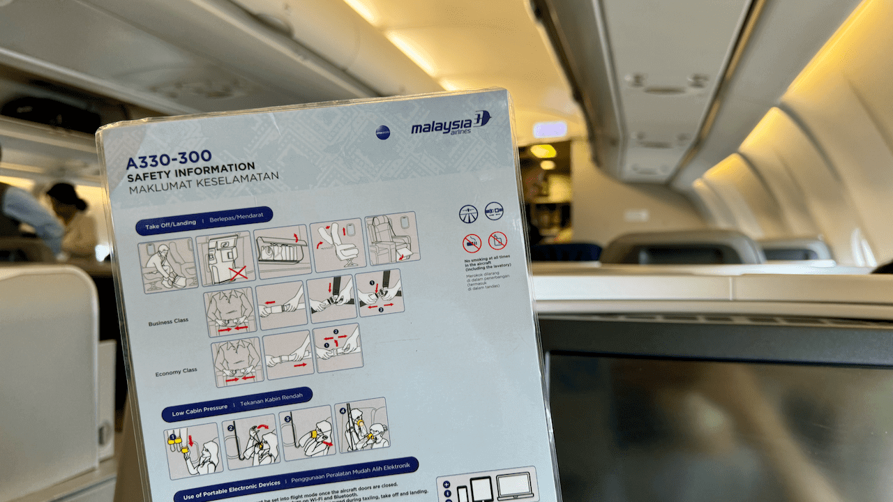 馬來西亞航空使用 A333 營運吉隆坡-墨爾本的航班,它也間中會使用 A359 去營運這條航線。