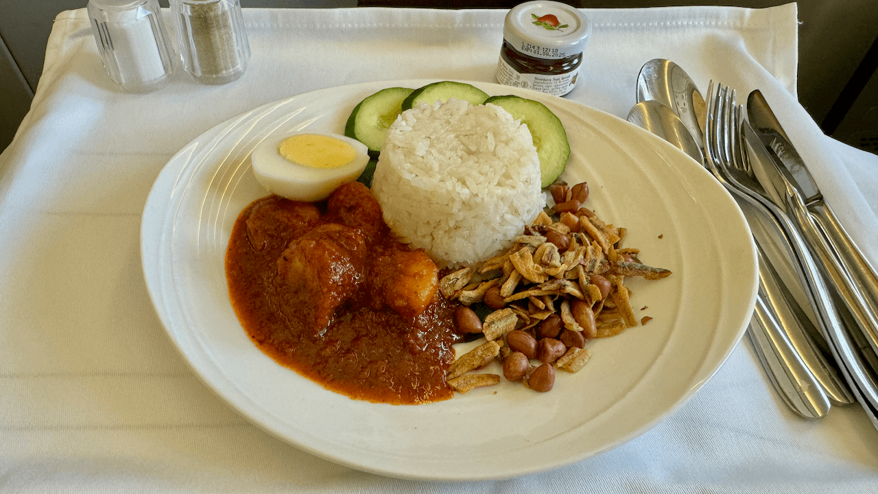 畢竟是飛馬來西亞航空,所以主菜我選了最能代表它的 Nasi Lemak,大蝦很彈牙、完全沒有煮過頭,加上配以惹味的魚乾和花生,一不留神就會一口接一口地吃完整個椰漿飯。