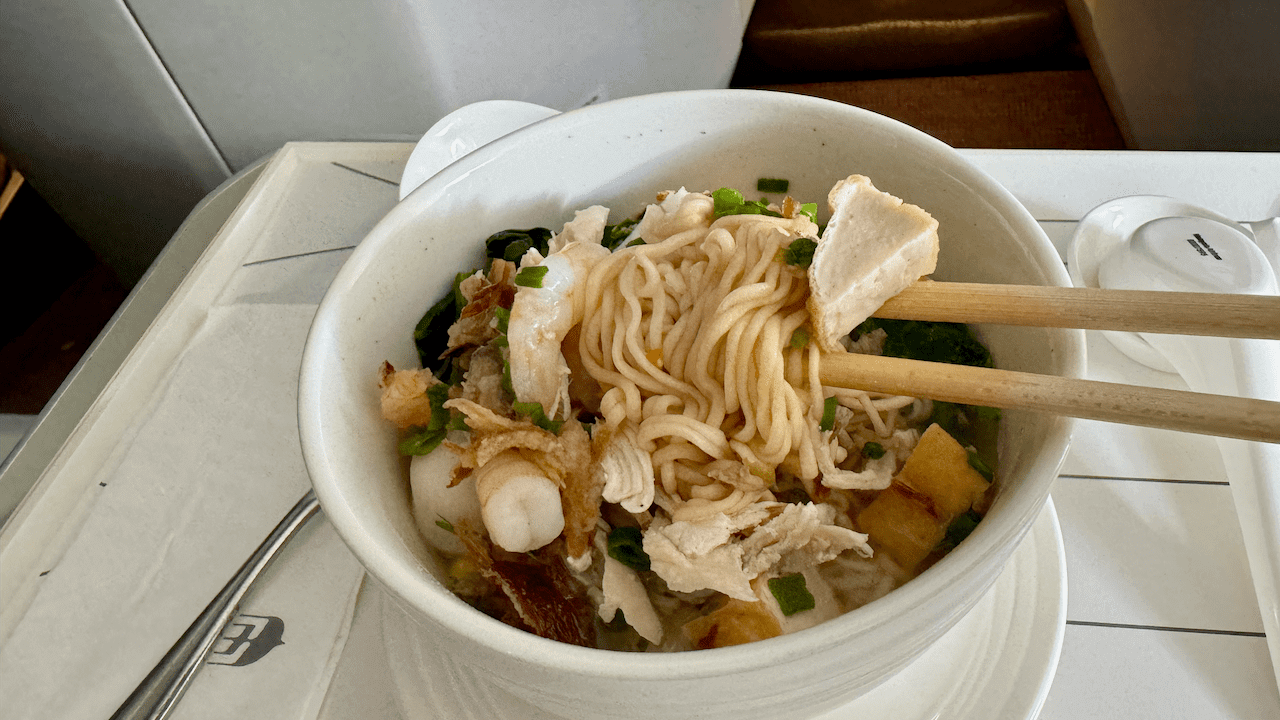 我點了一份雞肉鮮蝦蛋麵,但所謂的蛋麵完全是即食麵、而且是比福字麵更劣質的即食麵。不好吃,所以我單純挑了些雞肉和蝦來吃就算了。