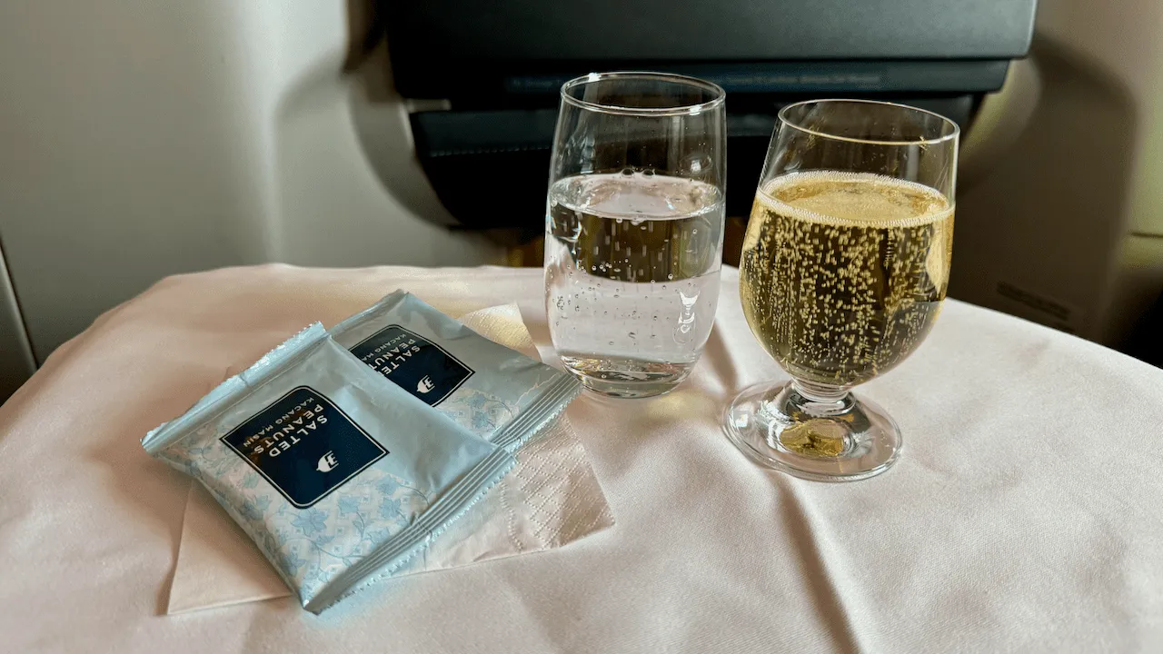 堅果與汽泡酒