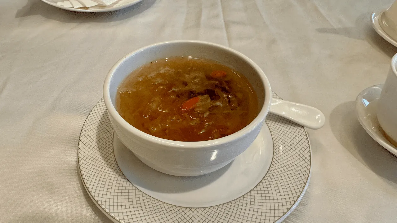 甜品是紅棗蓮子燉雪耳,喝起來很滋潤,我也很喜歡燉雪耳那漿漿的口感。另外不得不提的是它沒有死甜,有喝得出廚師有刻意控制糖的份量,所以喝得很舒服呢!