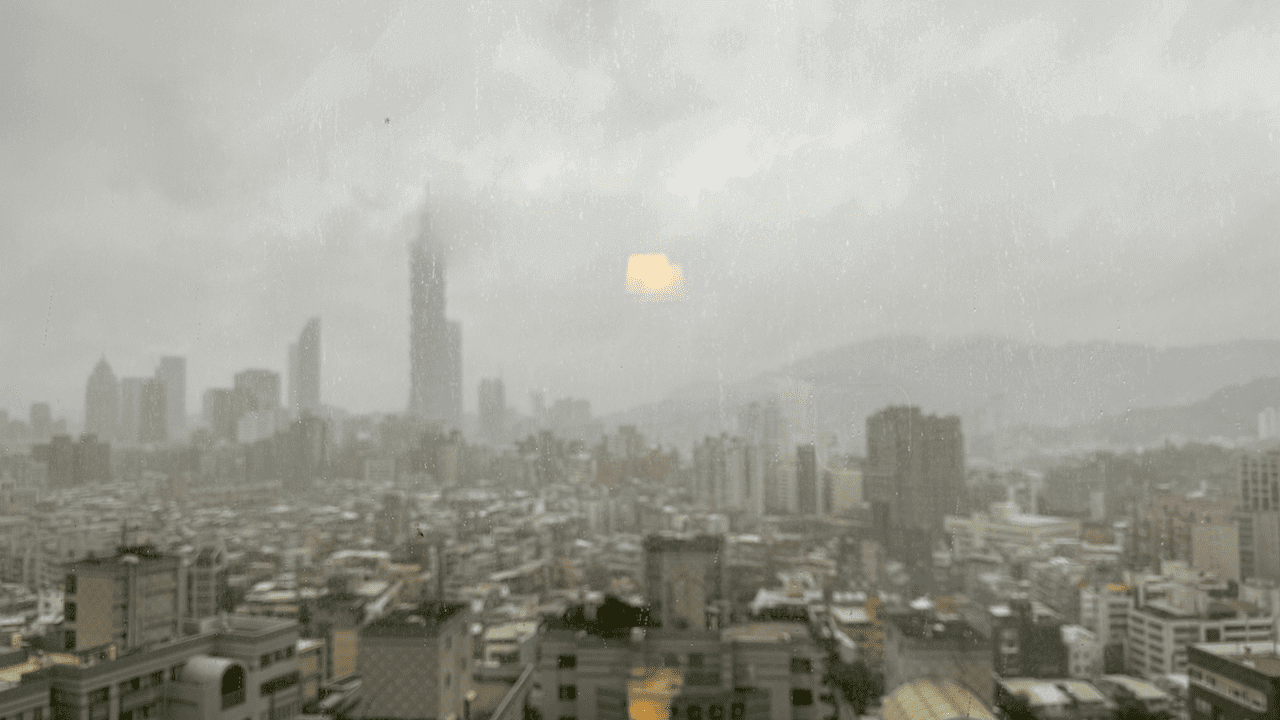 下雨的台北也很美。