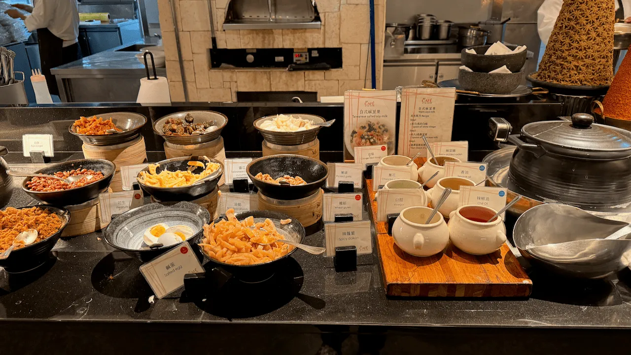 有一大堆佐粥的配料,例如是咸蛋、菜甫、肉鬆、豆乾等等。