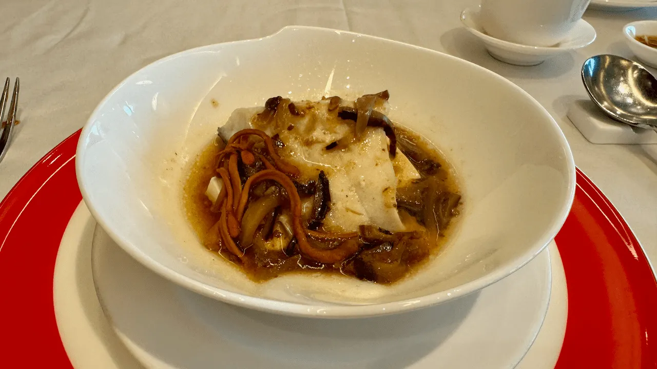 蟲草蒸鮮魚有蒸得恰到好處,魚肉很滑、同時間也保留到魚脂那香氣。