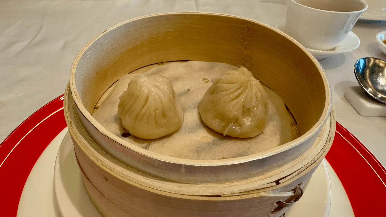 雞汁小籠的皮很薄,咬下去盡是肉汁。