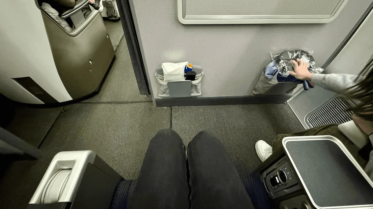 由於是坐第一排的座位,Leg-Room 也是相當充足。