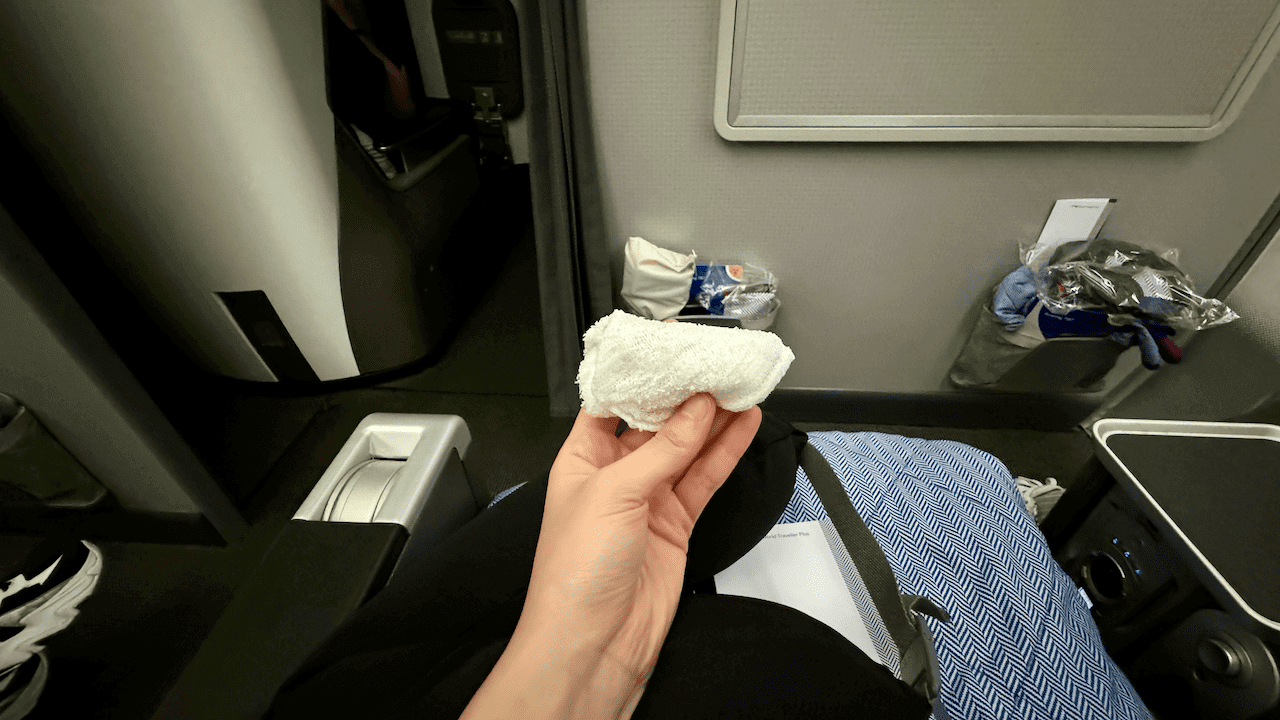 而在起飛不久後、正式送上晚餐前,空中服務員先為乘客送上熱毛巾再分派零食和飲品。