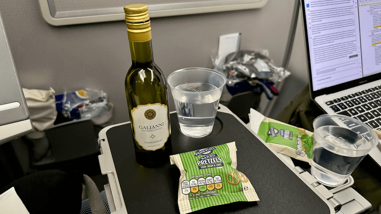 先是送上一小枝餐酒,酒杯會隨餐盤稍後送上。
