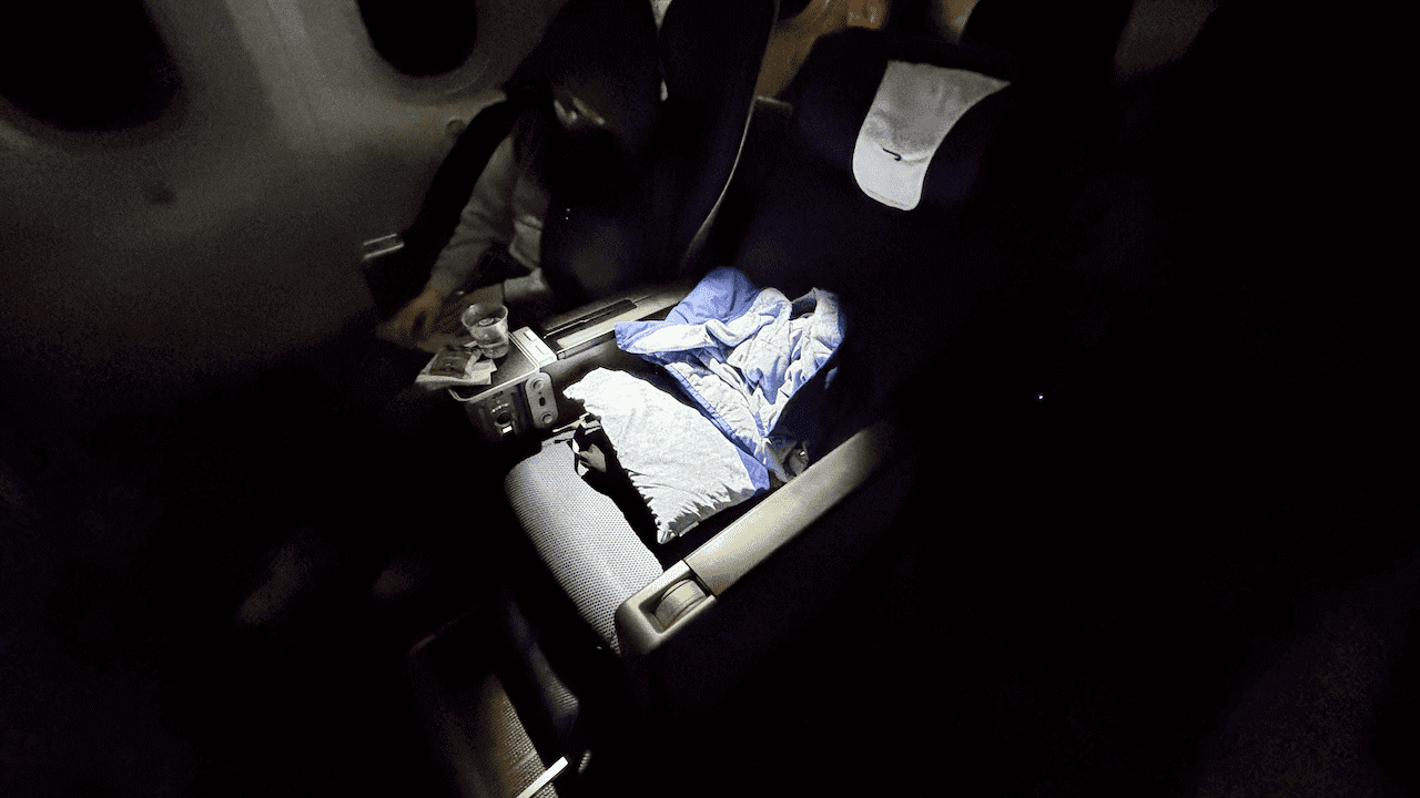 加上 BA32 是在香港時間 11PM 起飛,預計在英國時間 6AM 抵達英國,所以整段航班都會在黑夜中飛行,很適合睡覺!