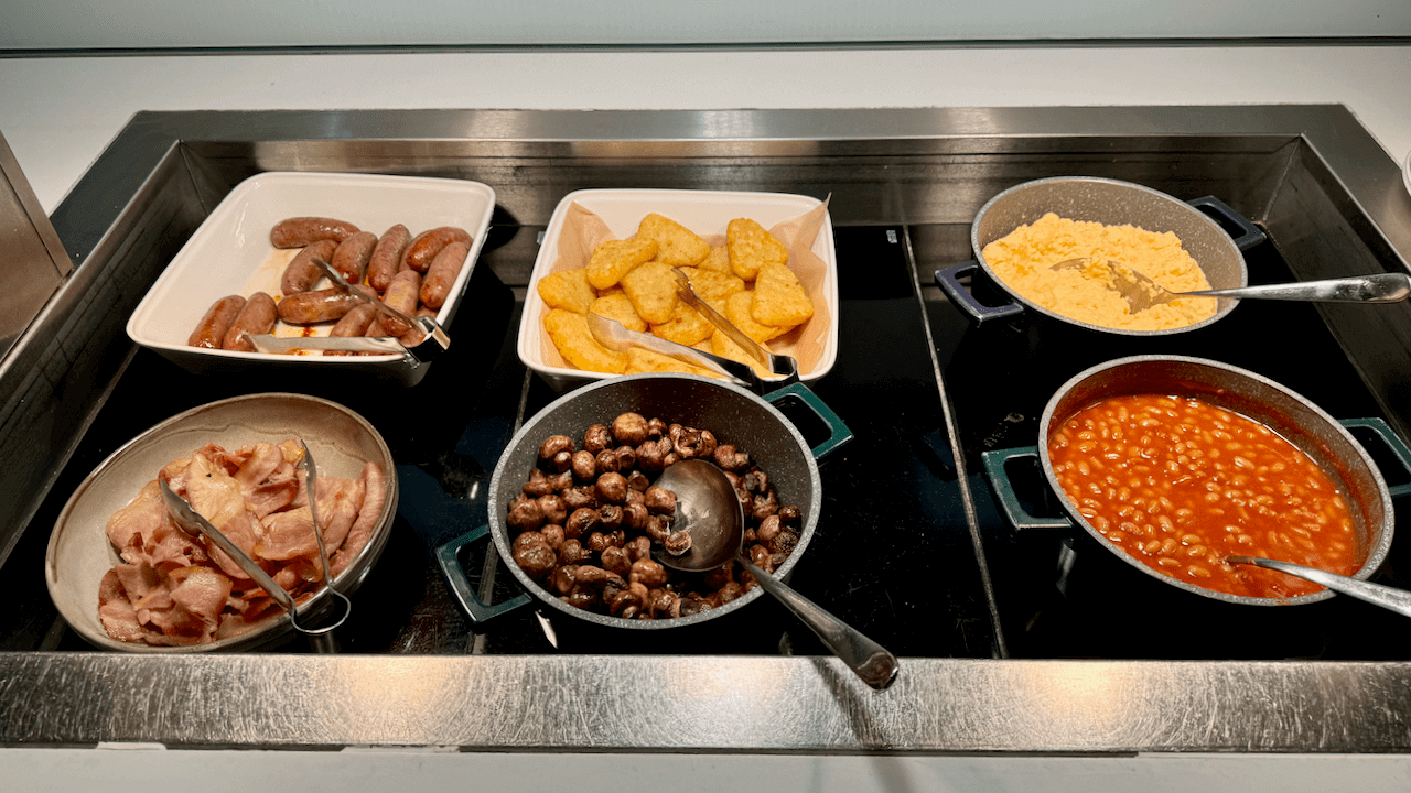 熱食有煎豬肉腸、薯餅、炒蛋、煎煙肉、蘑菇和茄汁豆。
