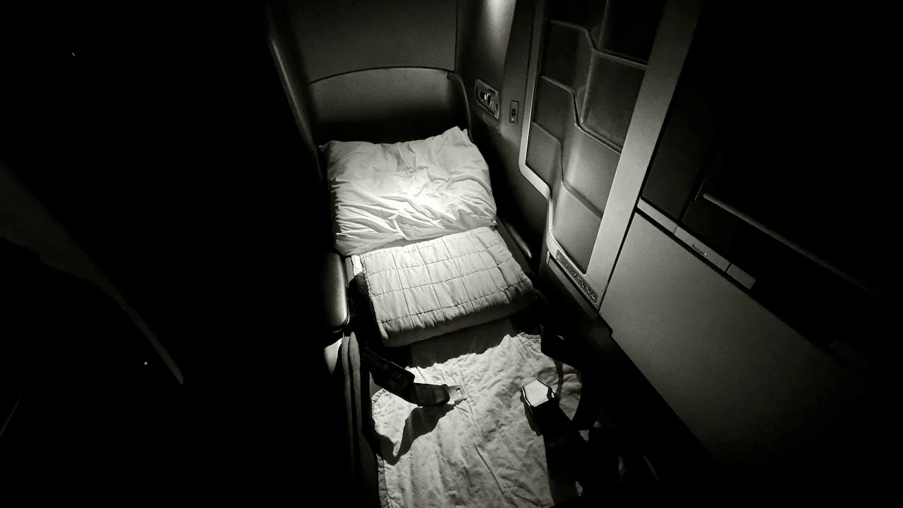 英航的 Business Class 已經是上個世代的產品,就是單純地能平躺、並沒有其它多餘的空間。