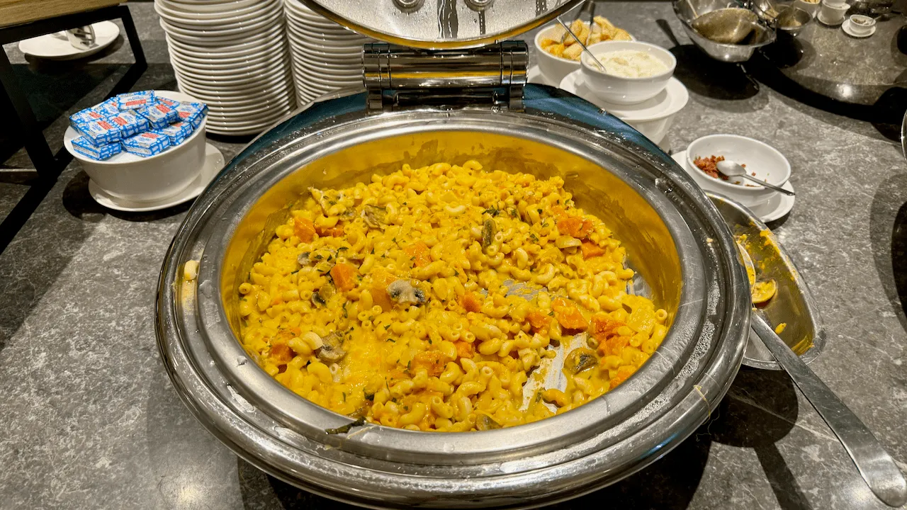 南瓜、蘑菇和香草配通心粉和芝士