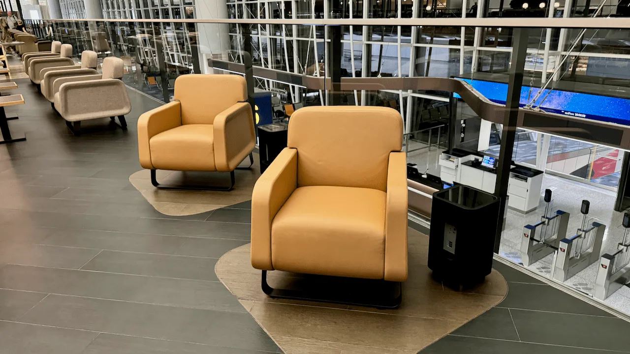 因為 The Qantas Hong Kong Lounge 在 2023 年翻新過,所以梳化是新簇簇的。