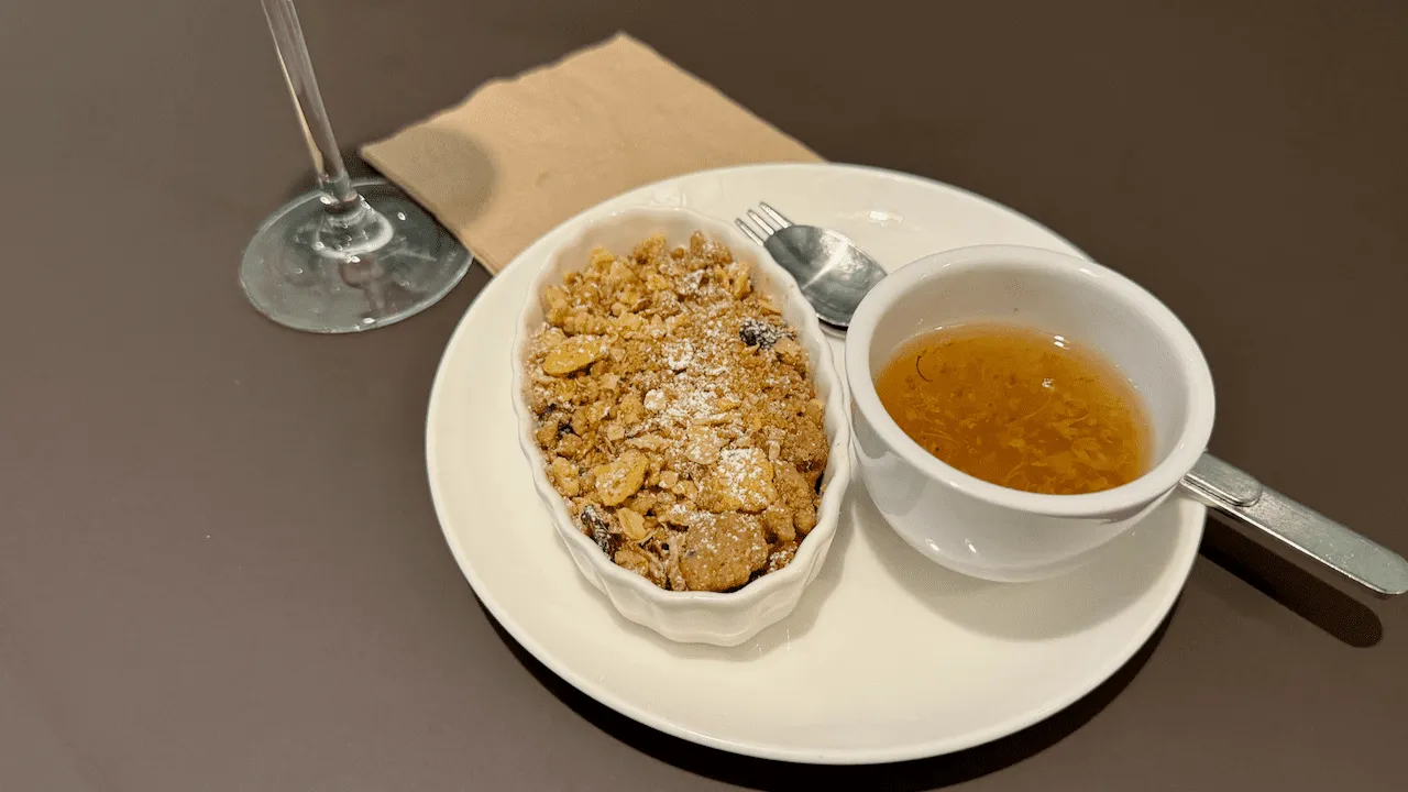 另外 Qantas 的甜品也很有心思,有一小份的 Apple Crumble 和杞子桂花大菜糕可以吃!我沒有預期可以在這邊吃到桂花大菜糕這般懷舊的東西,而且桂花還很清香呢!