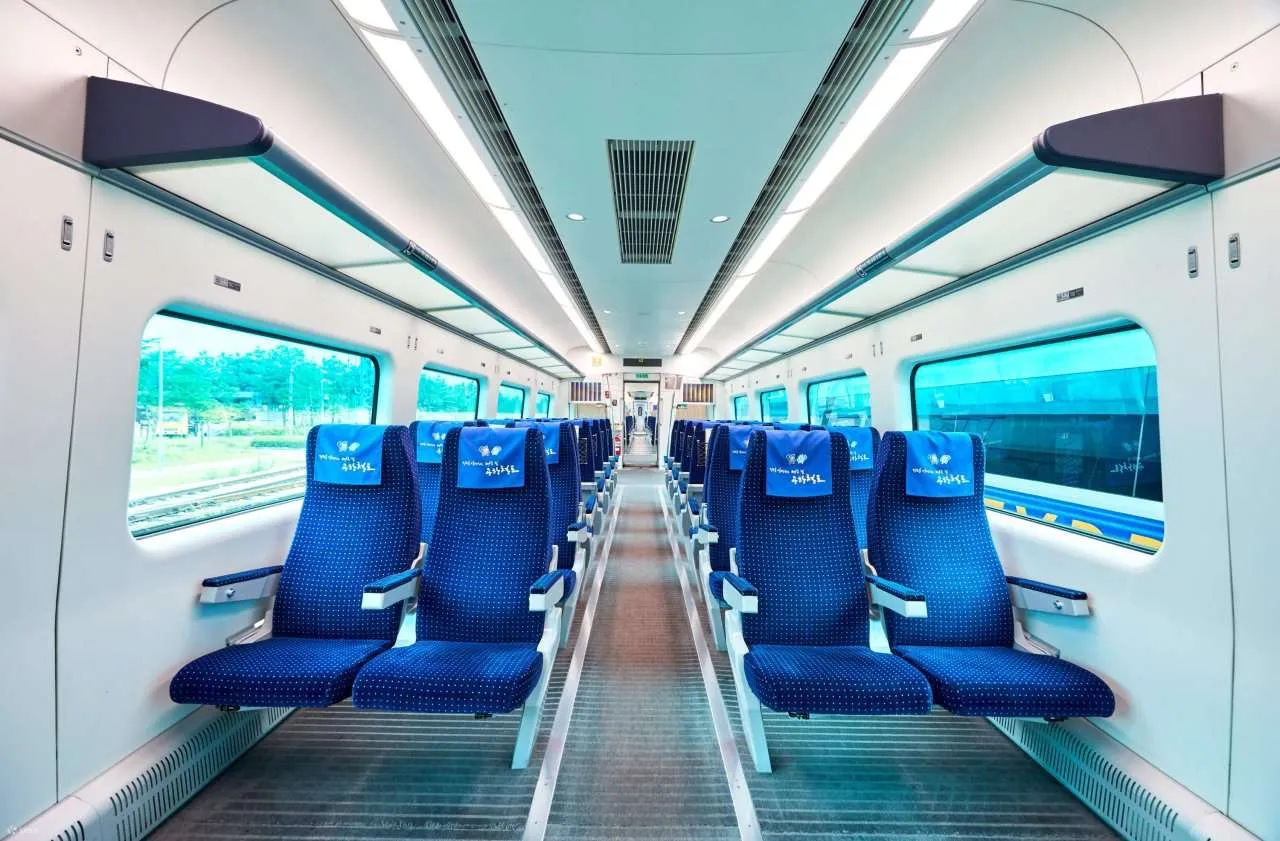 最容易分辨 AREX 直達車與普通車的方式,就是 AREX 直達車採用一行兩排的獨立座位設計,類似香港的機場快線。(圖片來源:Klook)